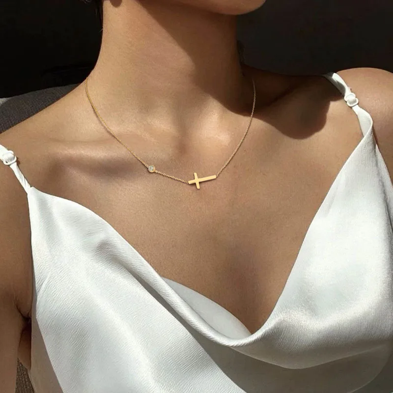 Изящное миниатюрное ожерелье с крестом боковой стороны для женщин тонкая