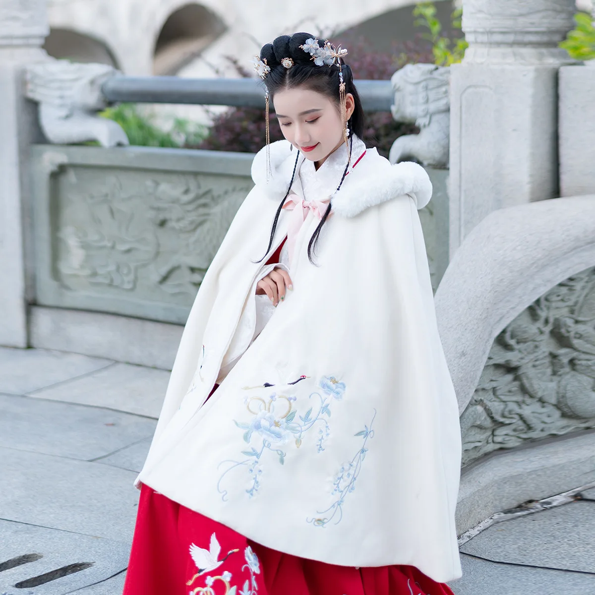 

2019 Photo Shoot New Style Elegant Embroidered White Even Fur Caps Short Cloak Autumn And Winter Daily Life-