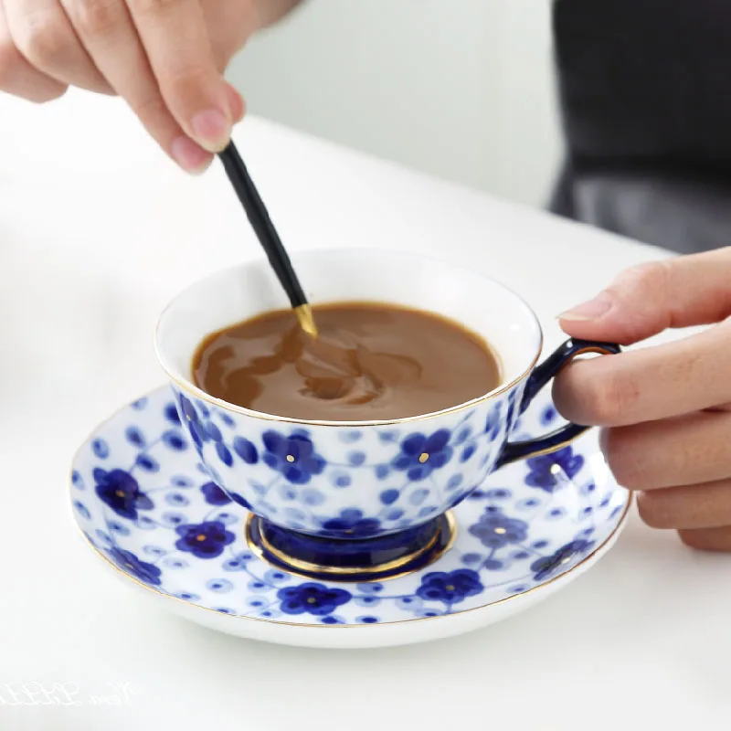 Vintage Chinese Blue and White Porcelain Coffee Cups Creative Hand Painted Coffee Mug European Style Afternoon Tea Cup Teaware
Vintage Chinese Blue and White Porcelain Coffee Cups Creative Hand Painted Coffee Mug European Style Afternoon Tea Cup Teaware