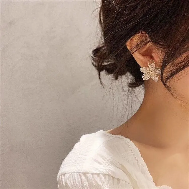 Crystal Earrings For Women Fashion Flower Stud Earrings Korean Elegant Ladies Flower Earring Wedding Jewelry Gift Brincos 
Crystal Earrings For Women Fashion Flower Stud Earrings Korean Elegant Ladies Flower Earring Wedding Jewelry Gift Brincos