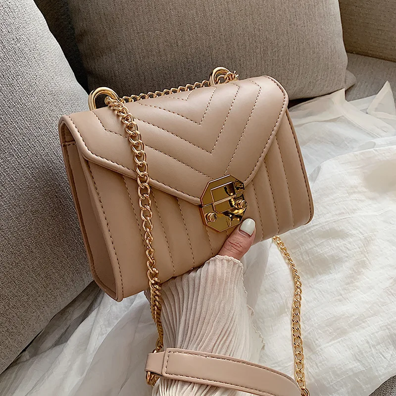 The new 2019 fashion rhombus small fragrant wind woman slanting pig nose button chain package Korean version small square bag
The new 2019 fashion rhombus small fragrant wind woman slanting pig nose button chain package Korean version small square bag