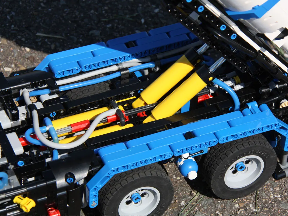 12901 MOC 12901 Silo Truck by Designer Han with 2811 pieces