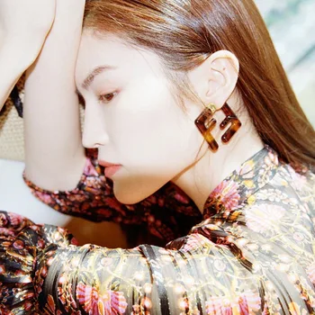 2020 fashion catwalk style transparent high-grade resin super large letter F earrings a two-wear earring exaggerated earrings
2020 fashion catwalk style transparent high-grade resin super large letter F earrings a two-wear earring exaggerated earrings