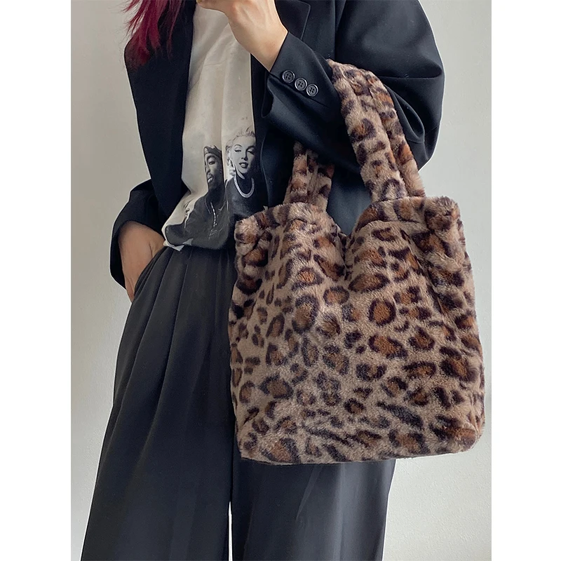 Female Leopard Shoulder Bag for Women 2020 Chain Large Plush Handbag Messenger Bag Soft Warm Fur Bag Winter New Lady Handbags
Female Leopard Shoulder Bag for Women 2020 Chain Large Plush Handbag Messenger Bag Soft Warm Fur Bag Winter New Lady Handbags