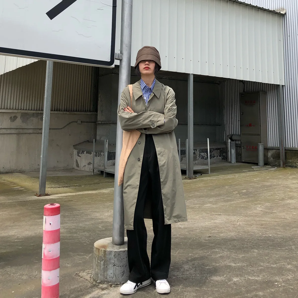 Photo Shoot Ultra-Retro Fold-down Collar Single Breasted Loose-Fit Middle Long Coat Long Sleeve Trench Coat Women's 
Photo Shoot Ultra-Retro Fold-down Collar Single Breasted Loose-Fit Middle Long Coat Long Sleeve Trench Coat Women's
