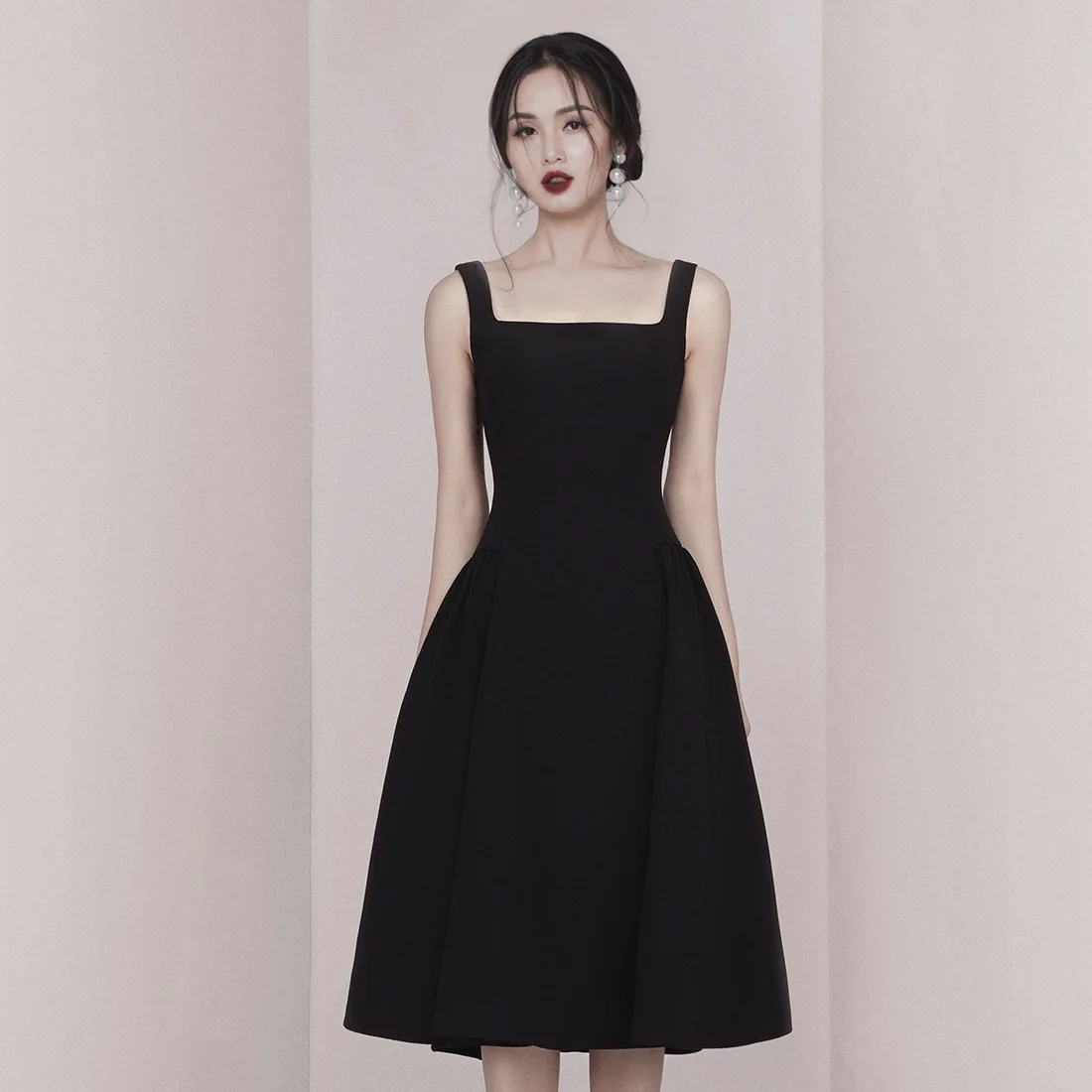 Simple A-Line Square Mid-Length Black Women Party Dress Sexy Straps Sleeveless Open Back Solid Office Lady Summer Dance Dress
Simple A-Line Square Mid-Length Black Women Party Dress Sexy Straps Sleeveless Open Back Solid Office Lady Summer Dance Dress
