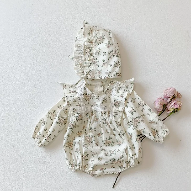 Macacão de bebê floral com renda e com chapéu estilo vintage Macacão de bebê floral com renda e com chapéu estilo vintage