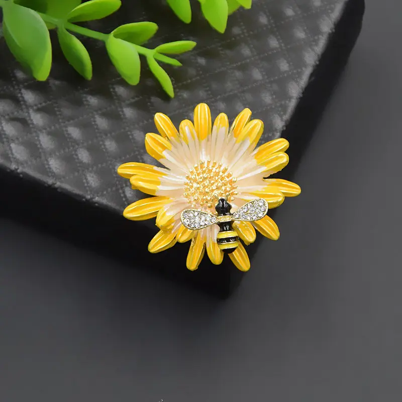 

High Quality Yellow Color Painting Sunflower And Bee Brooch Cute Insect Shirt Jewelry Decoration Jewelry Pin