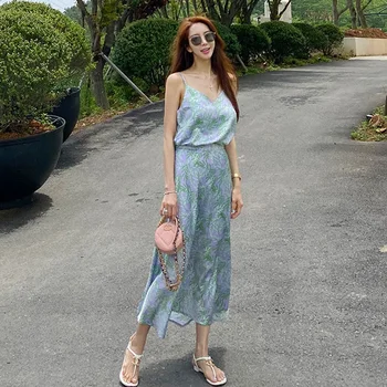 Fashion Summer Bohemian Two Piece Set Women Sexy Print V-neck Tops And Loose Skirt Suit Korean Style temperament Lady Streetwear
Fashion Summer Bohemian Two Piece Set Women Sexy Print V-neck Tops And Loose Skirt Suit Korean Style temperament Lady Streetwear