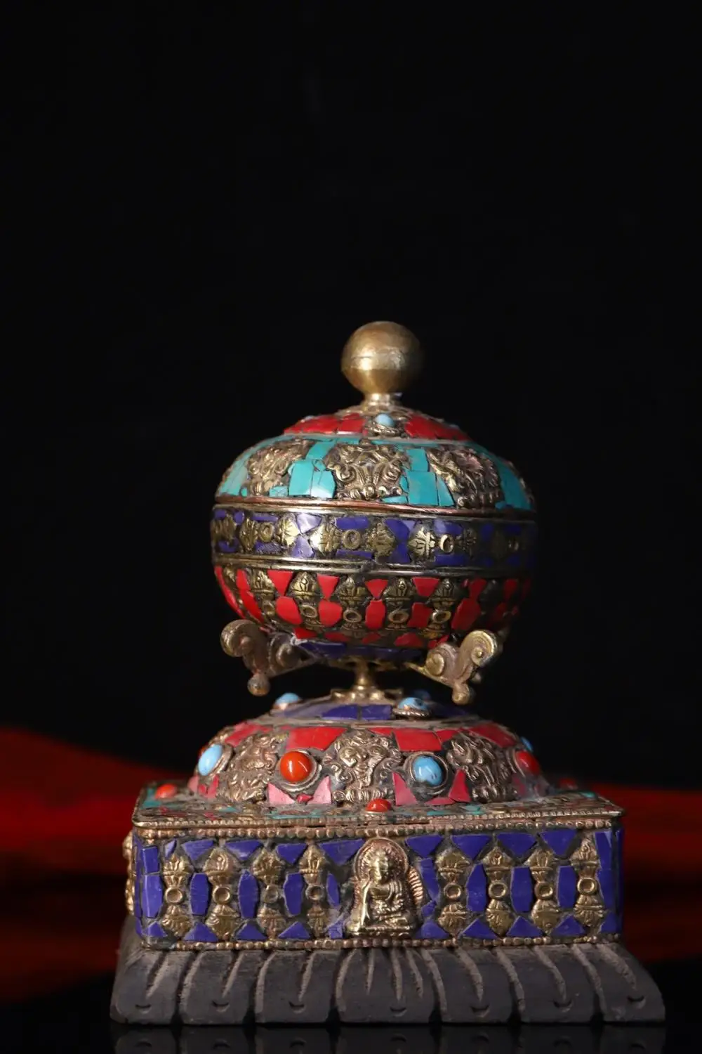 Tibetan Monastery Collection Bronze hand tapped, chiseled, inlaid with gemstones and engraved on the base of the old bodhi root
Tibetan Monastery Collection Bronze hand tapped, chiseled, inlaid with gemstones and engraved on the base of the old bodhi root