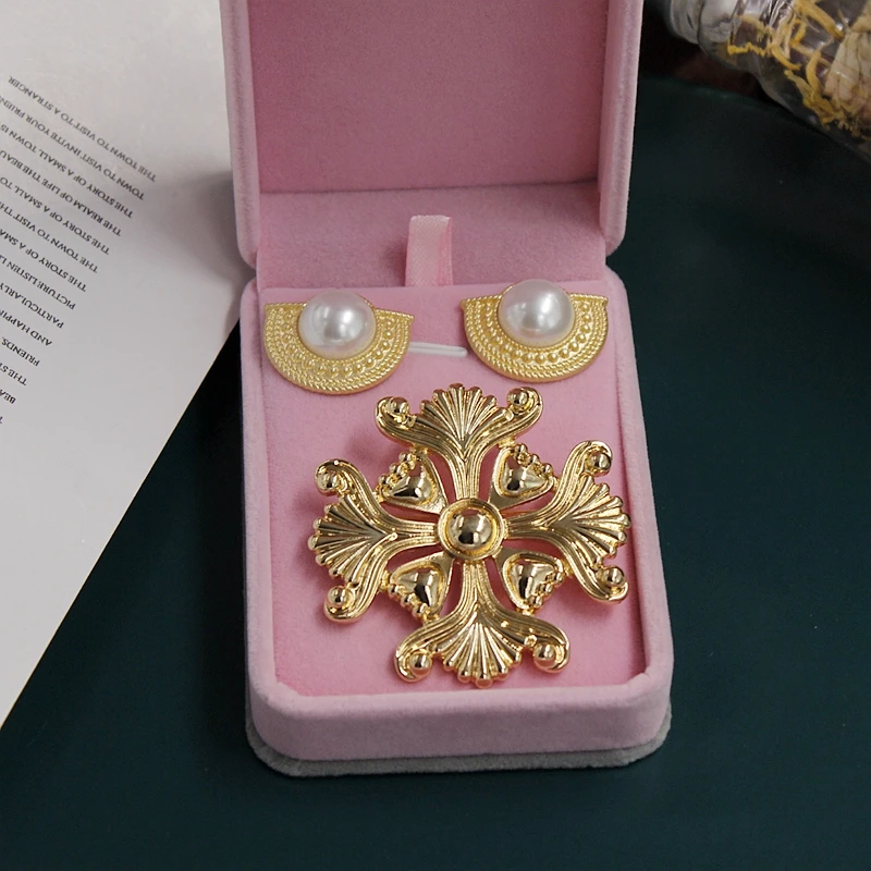 New Retro Court Baroque Pearl Hollow Alloy Simple Gold Relief Flower Brooch Women's Clothing Accessories XZ0541
New Retro Court Baroque Pearl Hollow Alloy Simple Gold Relief Flower Brooch Women's Clothing Accessories XZ0541