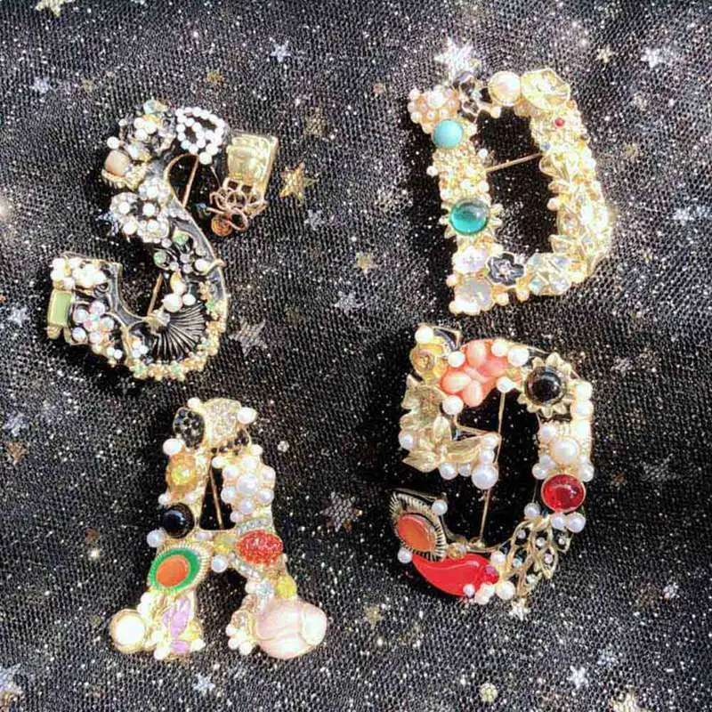 Luxury Pearl Rhinestone English Letter Brooch Painting Oil Gold Flower Brooch Pin for Women Girls Creative Jewelry Accessories
Luxury Pearl Rhinestone English Letter Brooch Painting Oil Gold Flower Brooch Pin for Women Girls Creative Jewelry Accessories