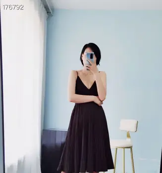 2020 Runway Summer Sexy V-Neck Spaghetti Strap Black Dress Women Charming Lace Embroidery Office Pleated Knee-length Dresses
2020 Runway Summer Sexy V-Neck Spaghetti Strap Black Dress Women Charming Lace Embroidery Office Pleated Knee-length Dresses