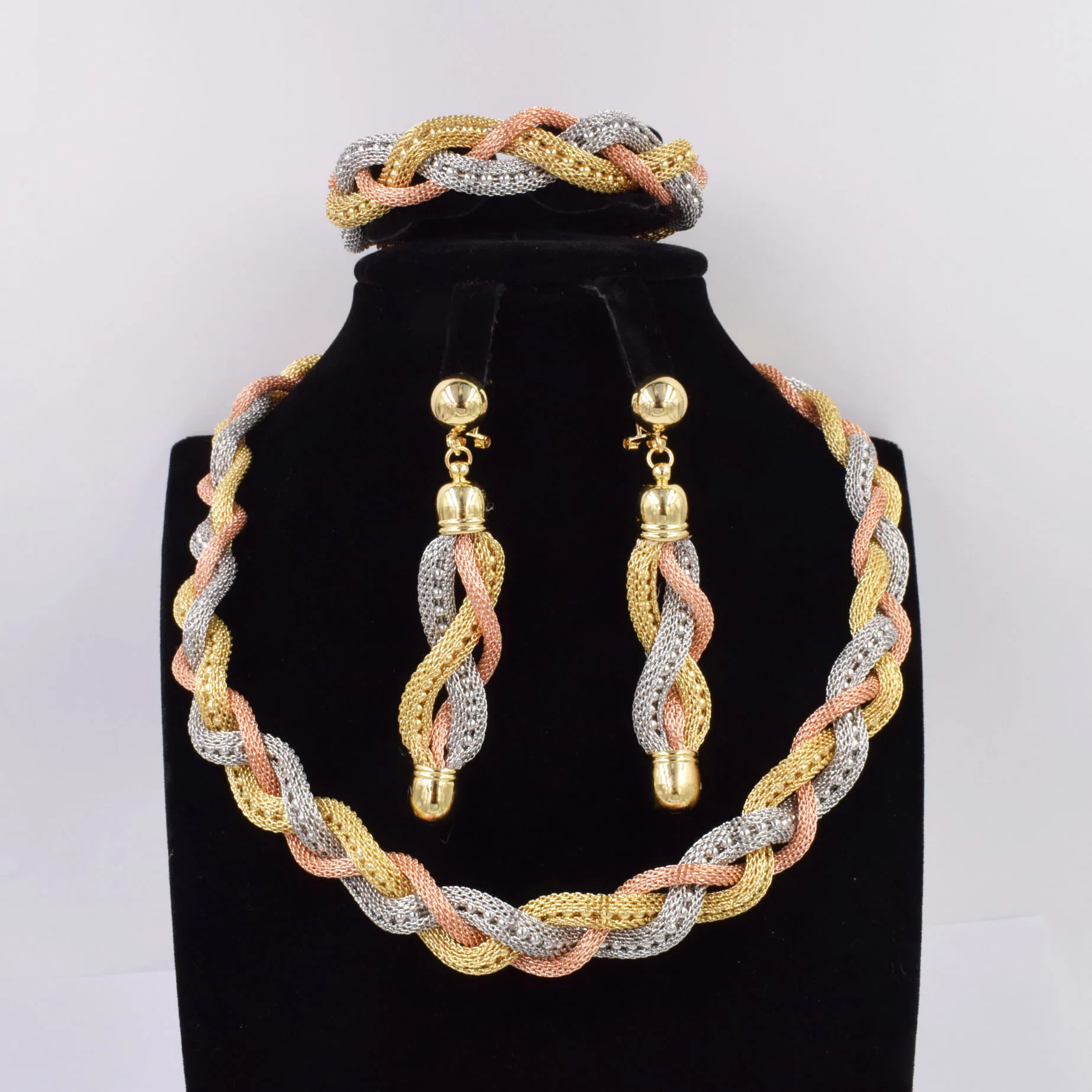 2016 new African wedding is full of gold jewelry sets gold color jewelry pearls with unique classic dress collocation
2016 new African wedding is full of gold jewelry sets gold color jewelry pearls with unique classic dress collocation