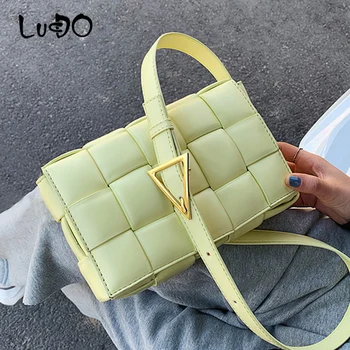 LUCDO 2020 Summer New Small Weave Flap Bags High Quality Soft PU Leather Shoulder Crossbody Bag Vintage Luxury Handbags
LUCDO 2020 Summer New Small Weave Flap Bags High Quality Soft PU Leather Shoulder Crossbody Bag Vintage Luxury Handbags