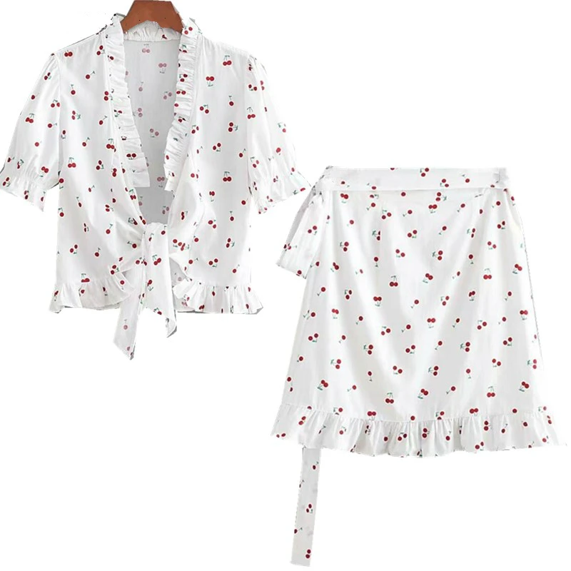 2019 Summer New Retro Bow tide Hem Cherry print Short Sleeve Shirt White Woman Wood ear Ruffles Short Blouse Tops + Wrap Skirts 
2019 Summer New Retro Bow tide Hem Cherry print Short Sleeve Shirt White Woman Wood ear Ruffles Short Blouse Tops + Wrap Skirts