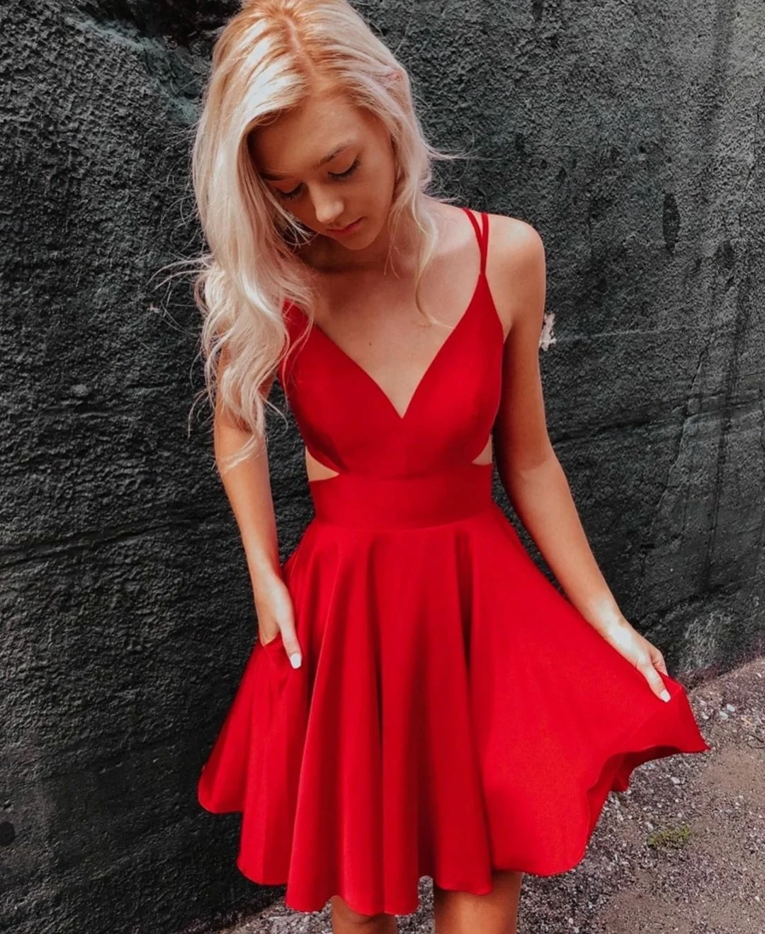 Short V-Neck Satin Homecoming Dresses with Pockets Criss Cross Back Knee Length Red Robes de Soirée for Women
Short V-Neck Satin Homecoming Dresses with Pockets Criss Cross Back Knee Length Red Robes de Soirée for Women