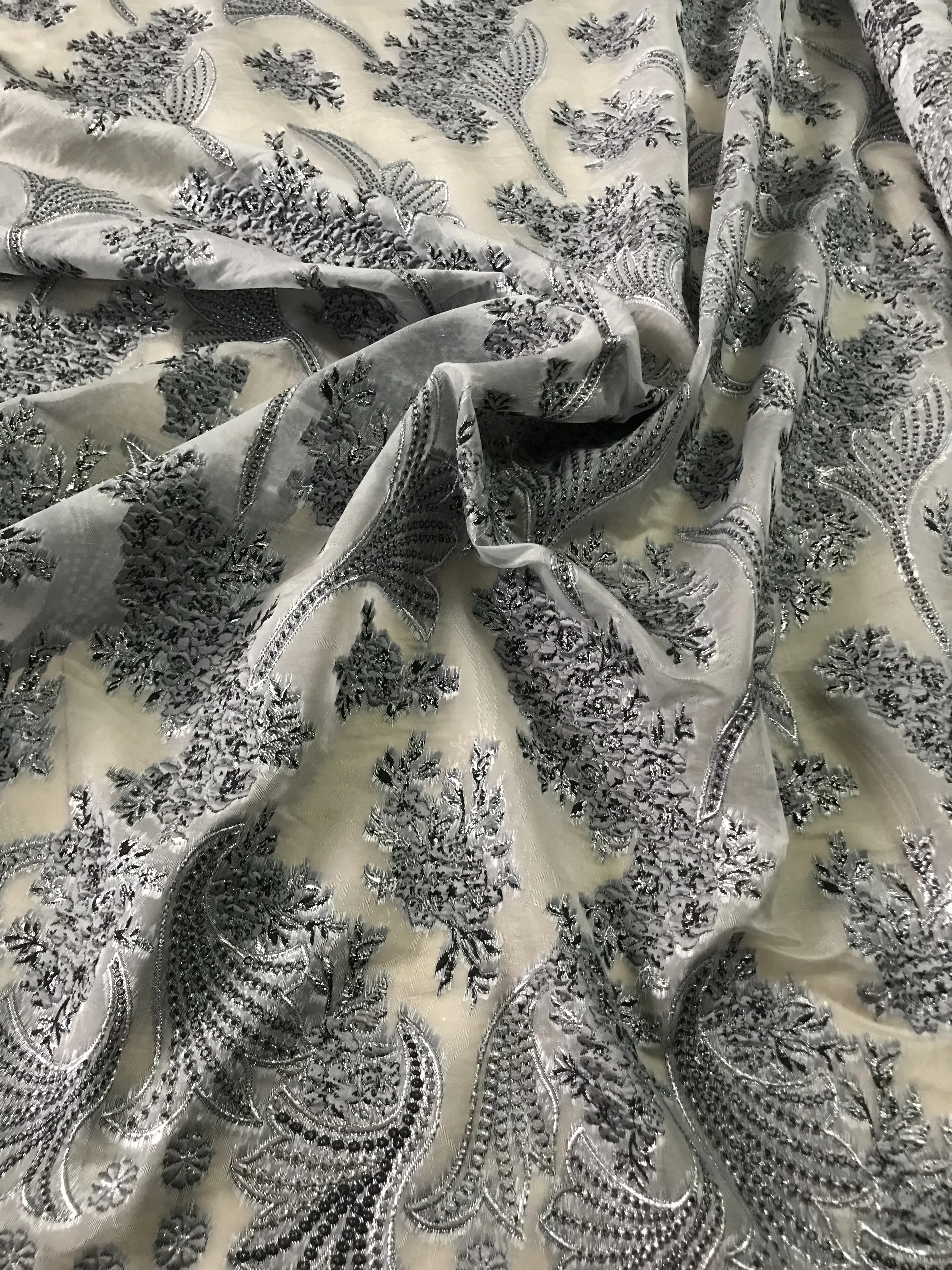 special Nigerian Lace Fabric JIANXI.C-99903 embroidered tull net lace fabric for fashion dress 
special Nigerian Lace Fabric JIANXI.C-99903 embroidered tull net lace fabric for fashion dress