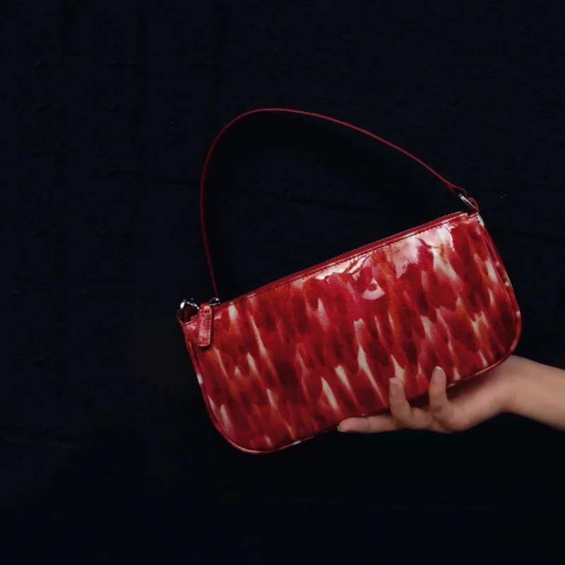 Fashion retro ruby color patent leather baguette armpit bag 2020 spring and summer new texture single shoulder handbag leather
Fashion retro ruby color patent leather baguette armpit bag 2020 spring and summer new texture single shoulder handbag leather