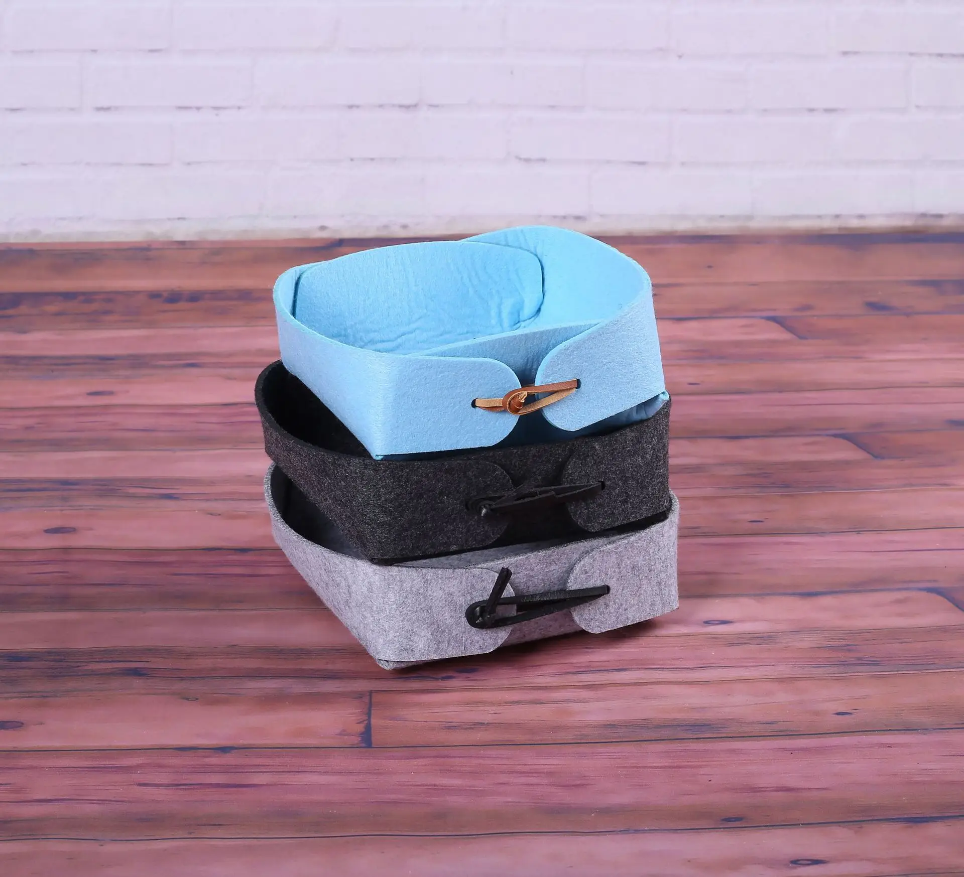 New simple plain color button felt storage box desktop storage basket sundry storage box small object storage basket
New simple plain color button felt storage box desktop storage basket sundry storage box small object storage basket