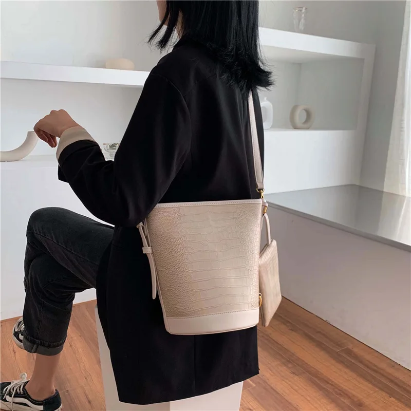 Versatile INS Casual Large Capacity Bag Women's 2019 New Style Retro Fashion Crocodile Pattern Bucket Bag Shoulder Large Bag
Versatile INS Casual Large Capacity Bag Women's 2019 New Style Retro Fashion Crocodile Pattern Bucket Bag Shoulder Large Bag