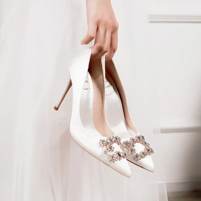 Spring square buckle rhinestone pointed shallow mouth white stiletto silk bridal wedding shoes banquet dress women's shoes
Spring square buckle rhinestone pointed shallow mouth white stiletto silk bridal wedding shoes banquet dress women's shoes