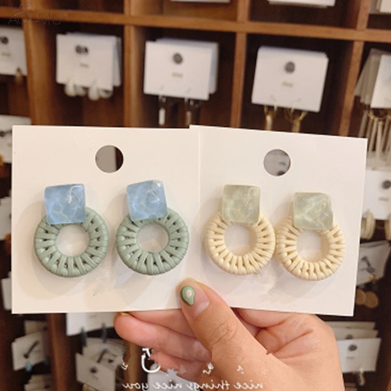 AOMU 2019 Korea Color Circle Round Geometric Square Crystal Stone Weave Hollow Stud Earrings for Women Girl Party Gift Jewelry
AOMU 2019 Korea Color Circle Round Geometric Square Crystal Stone Weave Hollow Stud Earrings for Women Girl Party Gift Jewelry