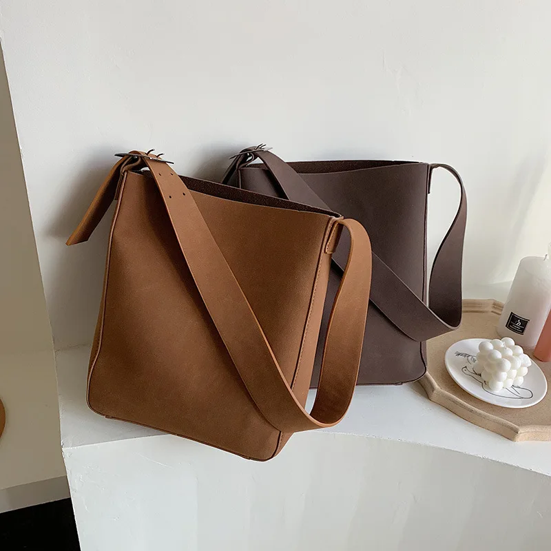 New women bag Korean shoulder bag fashion wide shoulder strap bucket bag large capacity women bag crossbody bags for women
New women bag Korean shoulder bag fashion wide shoulder strap bucket bag large capacity women bag crossbody bags for women