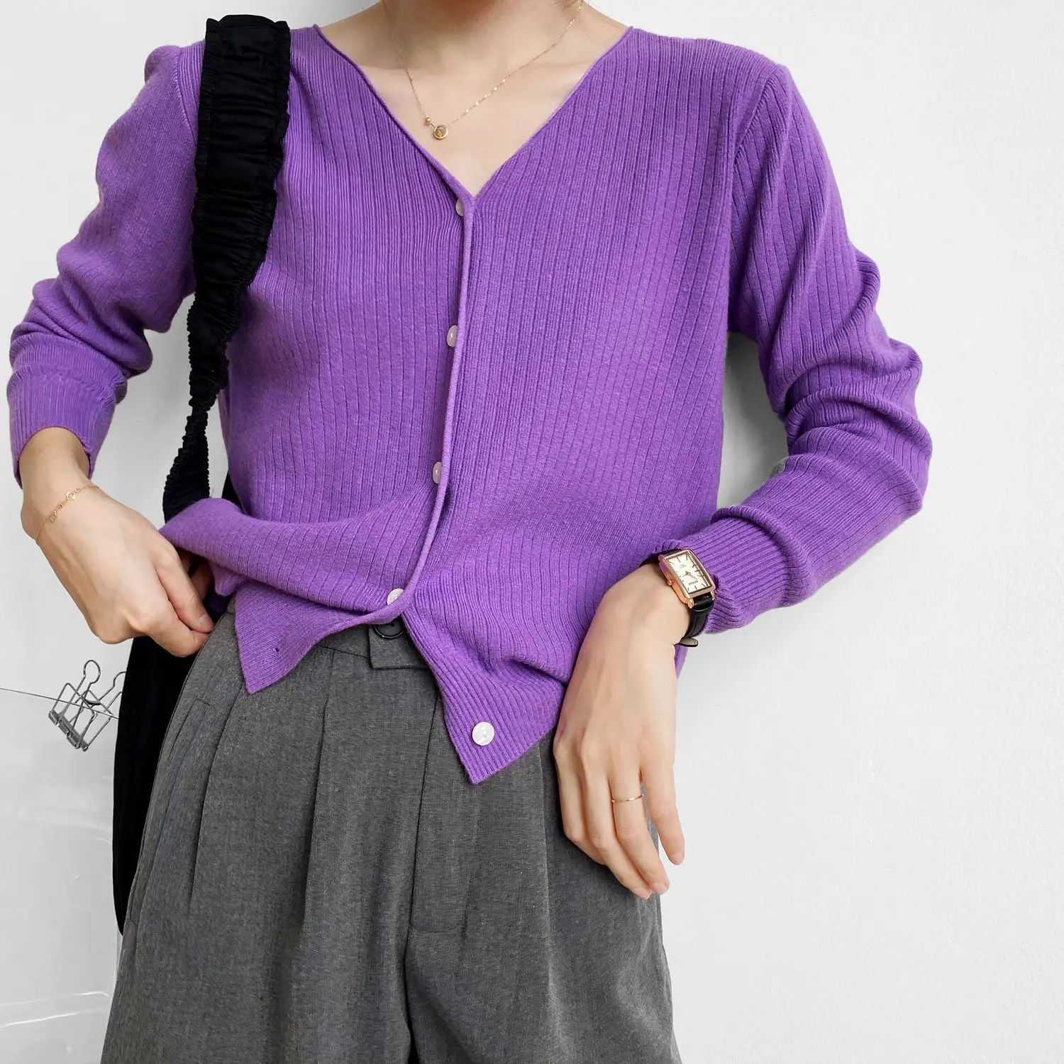 2020 Autumn New Knitted Cardigan Women's Solid Color V-neck Cute Knit Sweaters Korean Tops
2020 Autumn New Knitted Cardigan Women's Solid Color V-neck Cute Knit Sweaters Korean Tops
