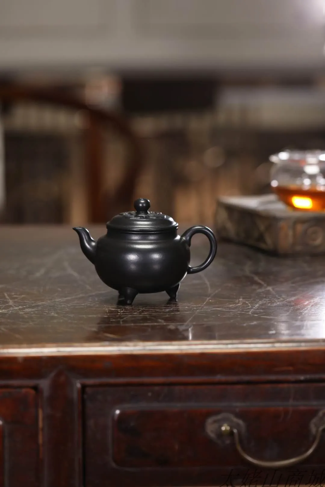 clay teapot pure handmade famous Dabin Ruyi raw ore black vermilion mud medium quality 210ml Liu Chiyang purple clay
clay teapot pure handmade famous Dabin Ruyi raw ore black vermilion mud medium quality 210ml Liu Chiyang purple clay
