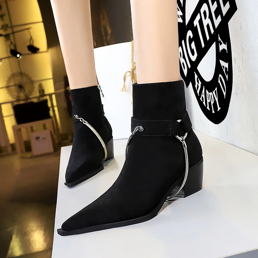 2021 Autumn Ladies Sheep Suede Fringe Ankle Boots Zip Chunky High Heel Pointed Toe Metal Chain Boots Fashion Women Modern Boots
2021 Autumn Ladies Sheep Suede Fringe Ankle Boots Zip Chunky High Heel Pointed Toe Metal Chain Boots Fashion Women Modern Boots