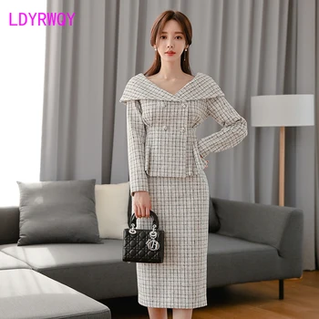 2019 autumn and winter bag shoulder V-neck lapel double-breasted plaid shirt + high waist skirt
2019 autumn and winter bag shoulder V-neck lapel double-breasted plaid shirt + high waist skirt
