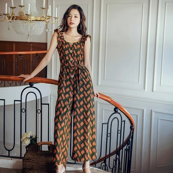 Original scene shooting video French style restoring ancient ways square collar straps jumpsuits seaside holiday beach pants sho
Original scene shooting video French style restoring ancient ways square collar straps jumpsuits seaside holiday beach pants sho