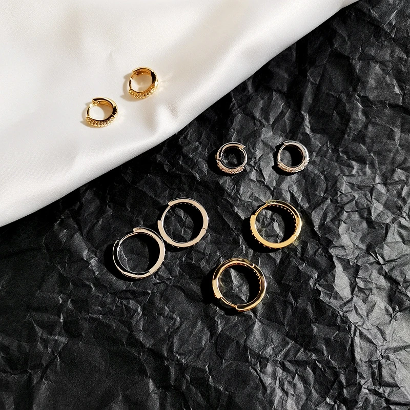 European and American Small Hoop Earrings Fashion Temperament Wild Metal Circle Earrings for Women Copper Zircon Fashion Jewelry
European and American Small Hoop Earrings Fashion Temperament Wild Metal Circle Earrings for Women Copper Zircon Fashion Jewelry