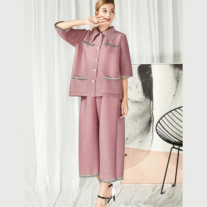Plus Size Pant Suits 2020 Spring Fashion Patchwork Elastic Loose Miyake Pleated Single Breasted Jacket + High Waist Loose Pants
Plus Size Pant Suits 2020 Spring Fashion Patchwork Elastic Loose Miyake Pleated Single Breasted Jacket + High Waist Loose Pants