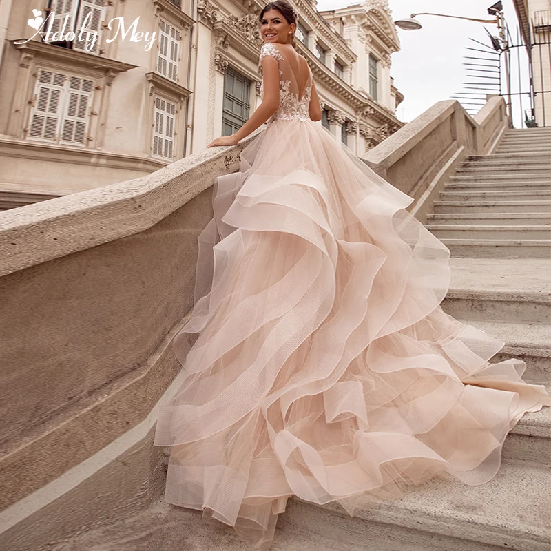 Adoly Mey Charming Scoop Neck Backless A-Line Wedding Dress 2020 Cap Sleeve Appliques Ruched Tulle Vintage Bridal Gown Plus Size
Adoly Mey Charming Scoop Neck Backless A-Line Wedding Dress 2020 Cap Sleeve Appliques Ruched Tulle Vintage Bridal Gown Plus Size