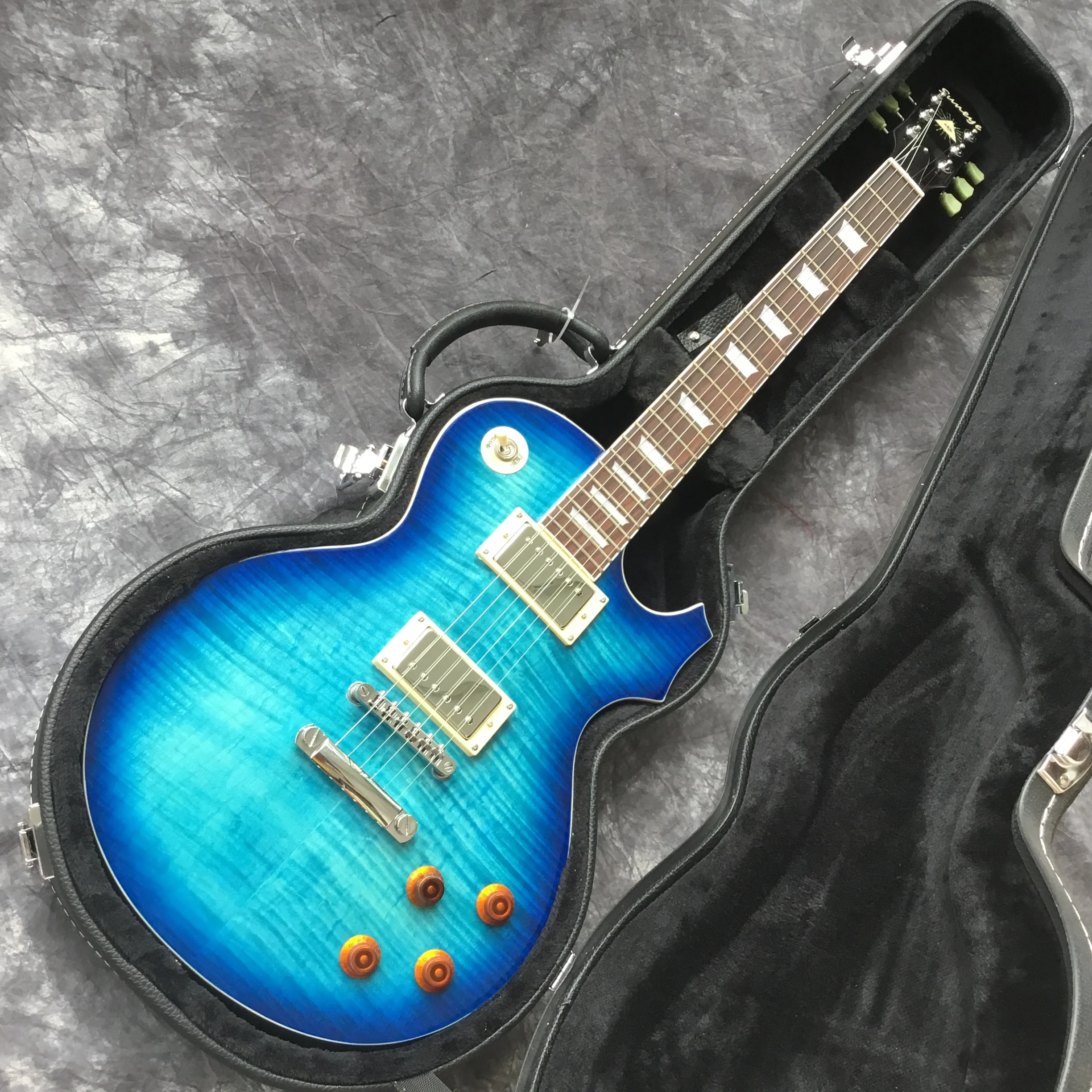 High quality pickups 6 pricks electric guitar and case, blue color tiger flame guitar. Mahogany guitar body. real photos
High quality pickups 6 pricks electric guitar and case, blue color tiger flame guitar. Mahogany guitar body. real photos