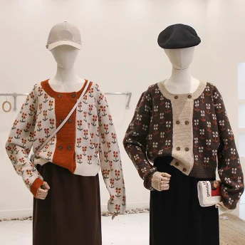 Xiaohua retro double-buttoned round-neck knitted cardigan 2020 autumn new Korean version of loose sweater women's tide coat.
Xiaohua retro double-buttoned round-neck knitted cardigan 2020 autumn new Korean version of loose sweater women's tide coat.