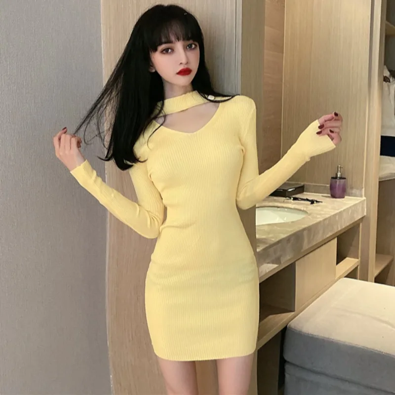 New women dress for autumn/winter 2020 features a long-sleeved v-necked hollow sweater knitted dress with a bottom bag buttocks
New women dress for autumn/winter 2020 features a long-sleeved v-necked hollow sweater knitted dress with a bottom bag buttocks