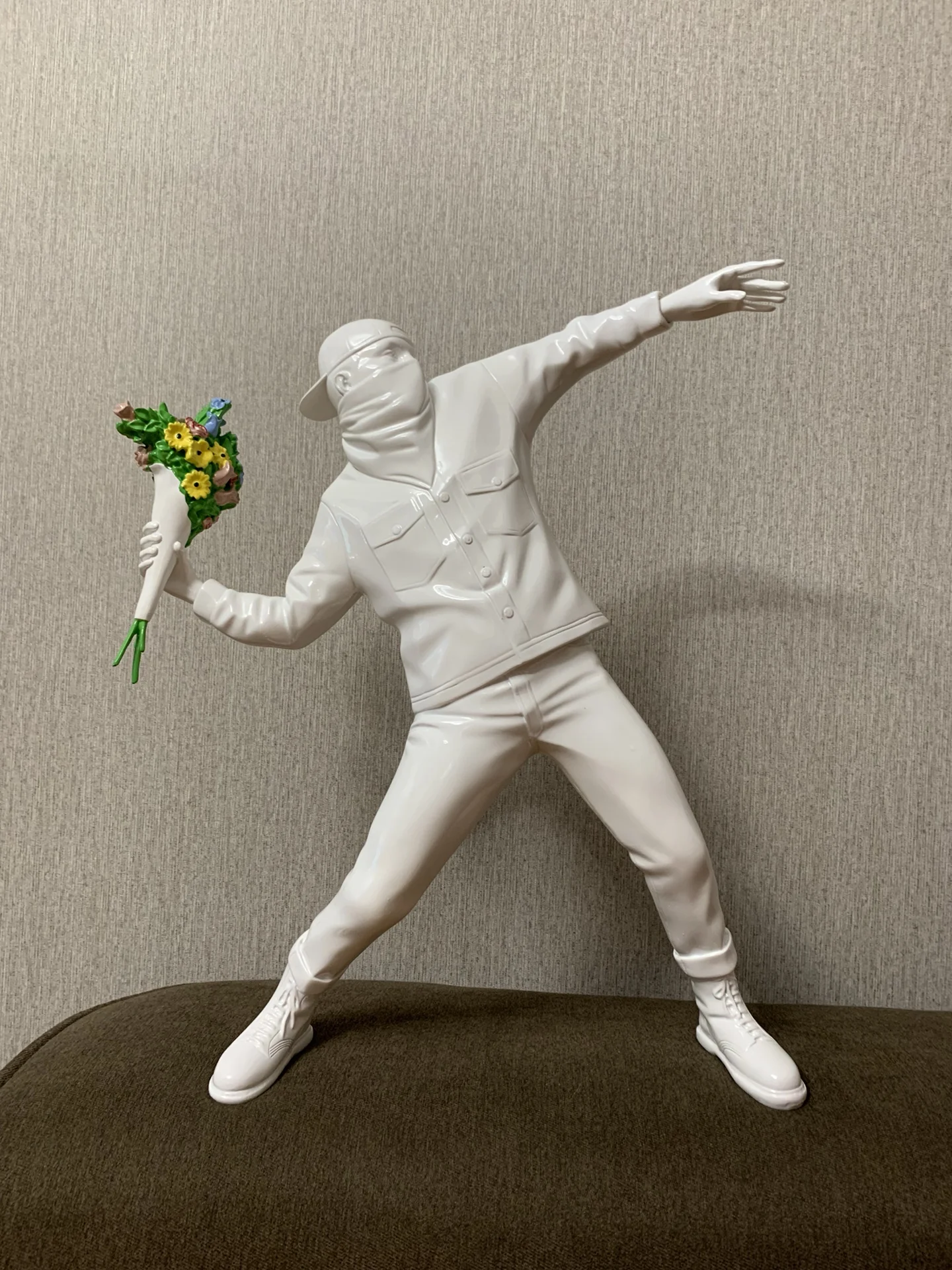 Crafts Flower Bomber Full-Length Portrait Street Art Throwing Flowers People Statue Decoration Action Figure Collection model
Crafts Flower Bomber Full-Length Portrait Street Art Throwing Flowers People Statue Decoration Action Figure Collection model