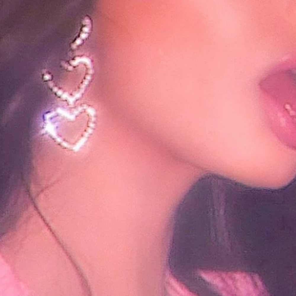 حلق على شكل قلوب مزينة بالكريستال حلق على شكل قلوب مزينة بالكريستال