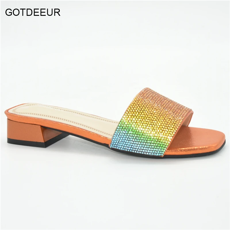 Новое поступление, женские итальянские туфли на низком каблуке для вечерние, украшенные кристаллами Стразы, новейшие свадебные туфли
Новое поступление, женские итальянские туфли на низком каблуке для вечерние, украшенные кристаллами Стразы, новейшие свадебные туфли