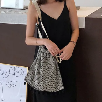 Ethnic style tassel bag retro fur ball canvas bag geometric printing shoulder bag Korea simple drawstring bag
Ethnic style tassel bag retro fur ball canvas bag geometric printing shoulder bag Korea simple drawstring bag