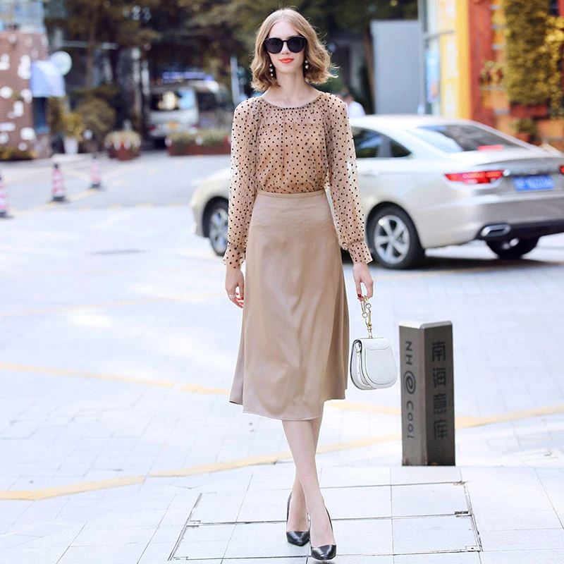 Laurence family RMOJUL 2019 early autumn outfit new flocking wave mesh yarn coat + satin bust skirt suit
Laurence family RMOJUL 2019 early autumn outfit new flocking wave mesh yarn coat + satin bust skirt suit