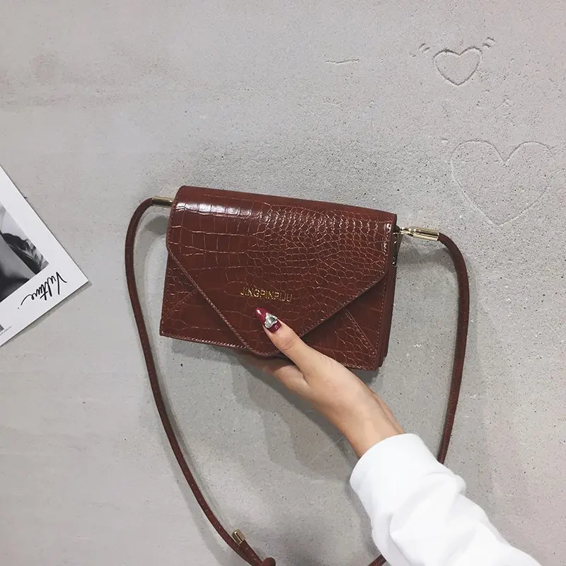 Luxury Letter Designer Small Crossbody Bags For Women 2020 Retro Crocodile Pattern Soft Leather Shoulder Bag New Female Handbags
Luxury Letter Designer Small Crossbody Bags For Women 2020 Retro Crocodile Pattern Soft Leather Shoulder Bag New Female Handbags