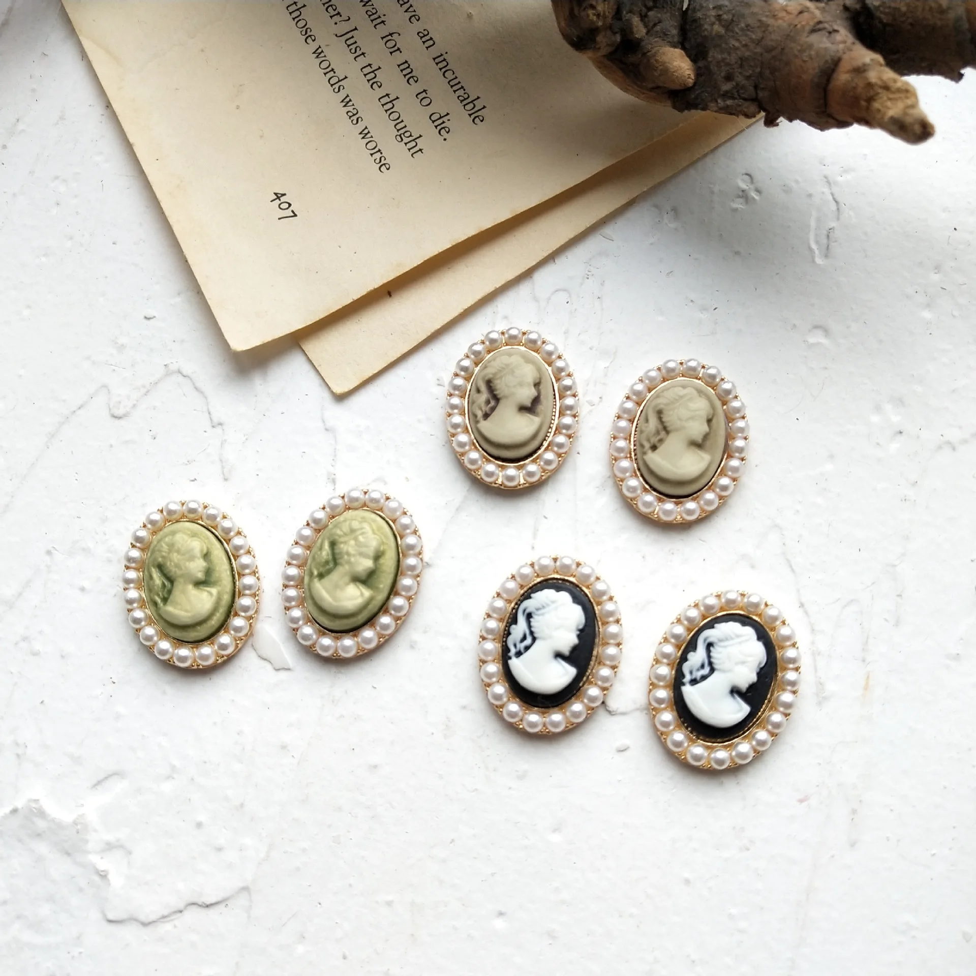 SNCSDK 2020 NEW Retro Temperament Beauty Pearl Geometric Oval Black Light Yellow Ear Clip Women Stud Earrings Fashion Jewelry
SNCSDK 2020 NEW Retro Temperament Beauty Pearl Geometric Oval Black Light Yellow Ear Clip Women Stud Earrings Fashion Jewelry