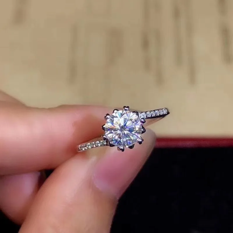 Модные Муассанит кольцо для офиса Женская 1ct натуральный VVS Класс Муассанит 925 серебряное кольцо серебро Муассанит ювелирных изделий
Модные Муассанит кольцо для офиса Женская 1ct натуральный VVS Класс Муассанит 925 серебряное кольцо серебро Муассанит ювелирных изделий