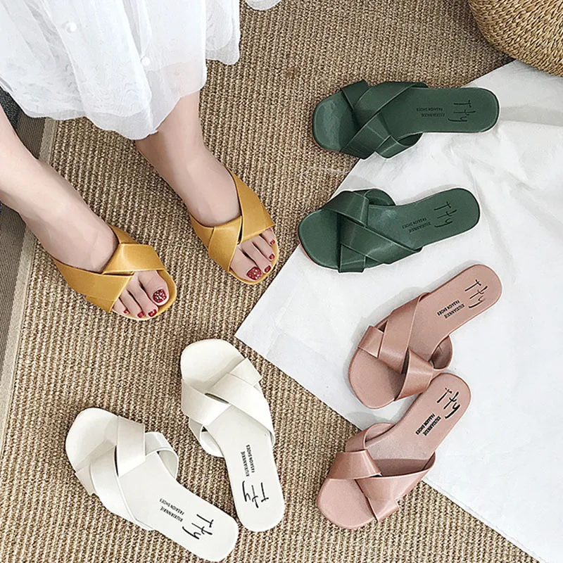 2020 summer new Korean version of Baita net red slippers fashion home wear cross open toe flat bottom beach word
2020 summer new Korean version of Baita net red slippers fashion home wear cross open toe flat bottom beach word