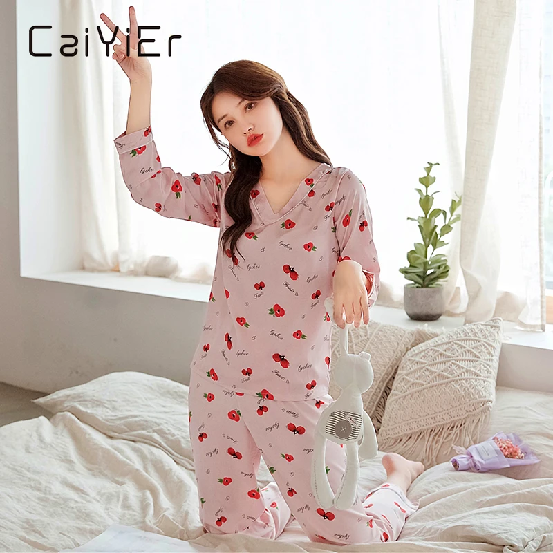 CAIYIER 2020 Silk V-Neck Nightwear Strawberry Print Long Sleeve Pajama Set For Women Simple Sleepwear Girls Winter Home Clothing
CAIYIER 2020 Silk V-Neck Nightwear Strawberry Print Long Sleeve Pajama Set For Women Simple Sleepwear Girls Winter Home Clothing