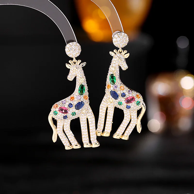 

Cute Giraffe Dangle Earrings Micro Pave Cubic Zirconia Temperament Animal Pendant Eardrop 925 Silver Needle Luxury Jewelry